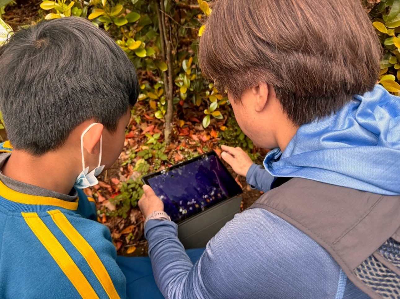 圖4、帶領學員學習如何正確拍攝生物照片，上傳《愛自然》(iNaturalist) 平台，讓每一次觀察都能成為全球生物多樣性社群共享的珍貴資料(生多所 提供)