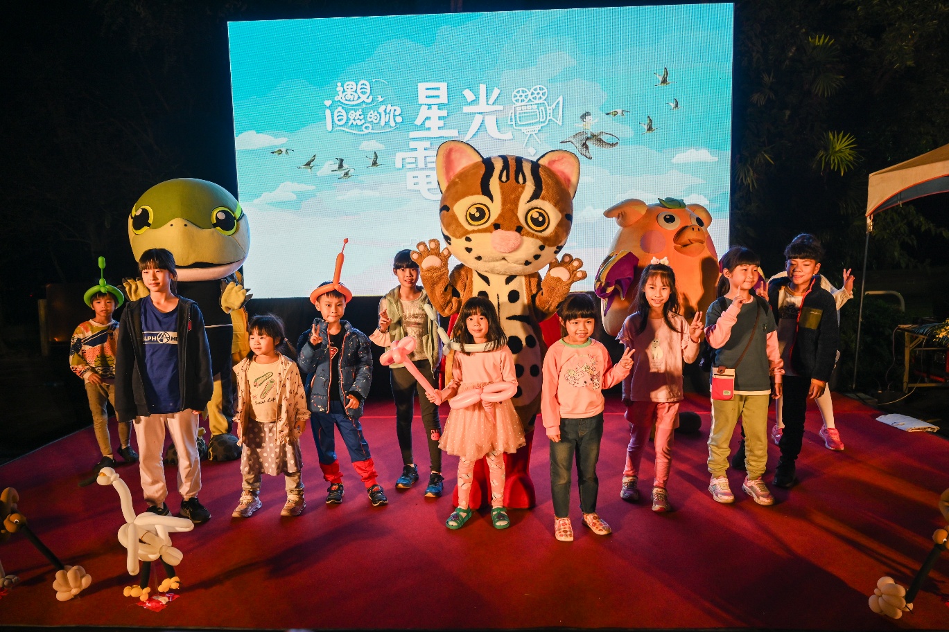 圖4、2024年星光熠熠下,生態紀錄電影開啟民眾對自然生態的關懷與思索,在觀影中感受人與生態共生的深刻連結 圖4、2024年星光熠熠下,生態紀錄電影開啟民眾對自然生態的關懷與思索,在觀影中感受人與生態共生的深刻連結