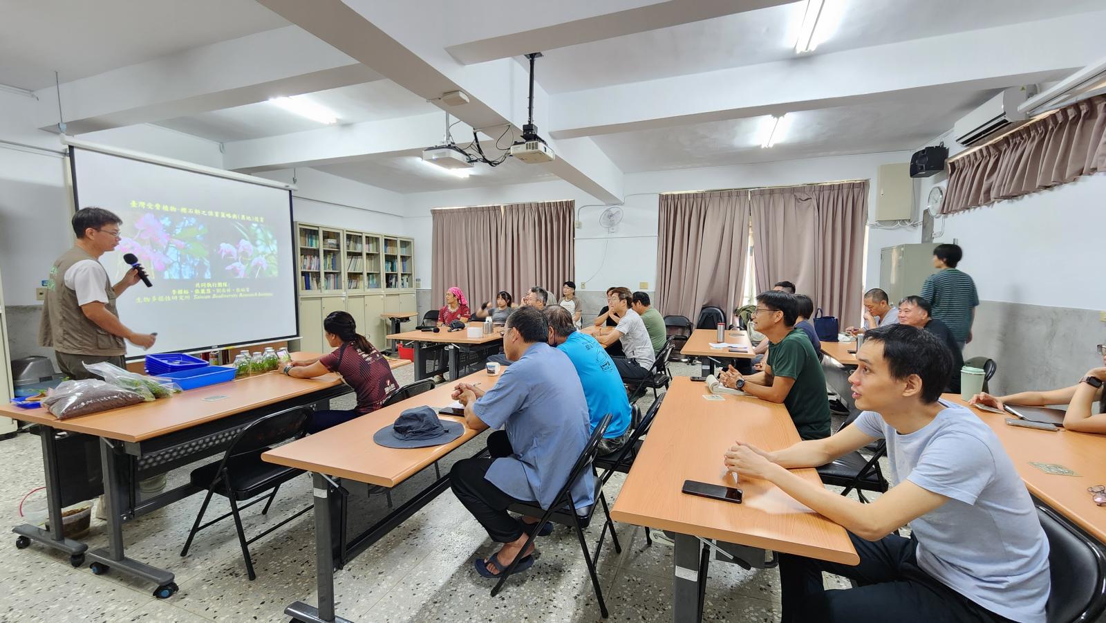 圖6-1_「臺灣原生植物櫻石斛多元應用與教育展示推廣教育訓練」講解及示範。(農業部生物多樣性研究所提供張麗慧攝)