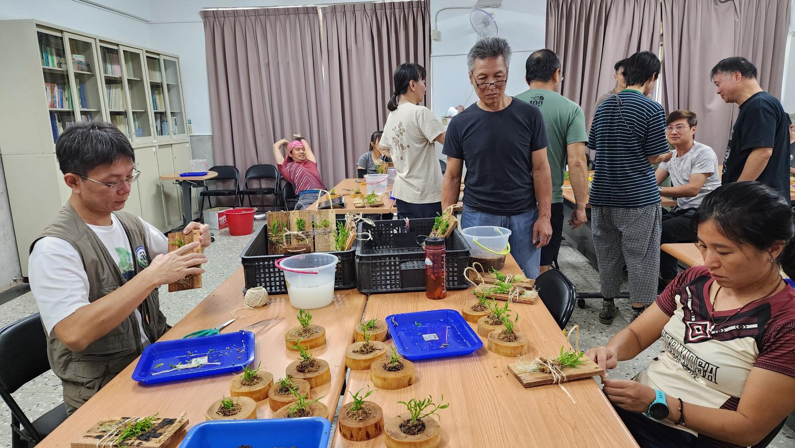 圖6-2_「臺灣原生植物櫻石斛多元應用與教育展示推廣教育訓練」講解及示範。(農業部生物多樣性研究所提供張麗慧攝)