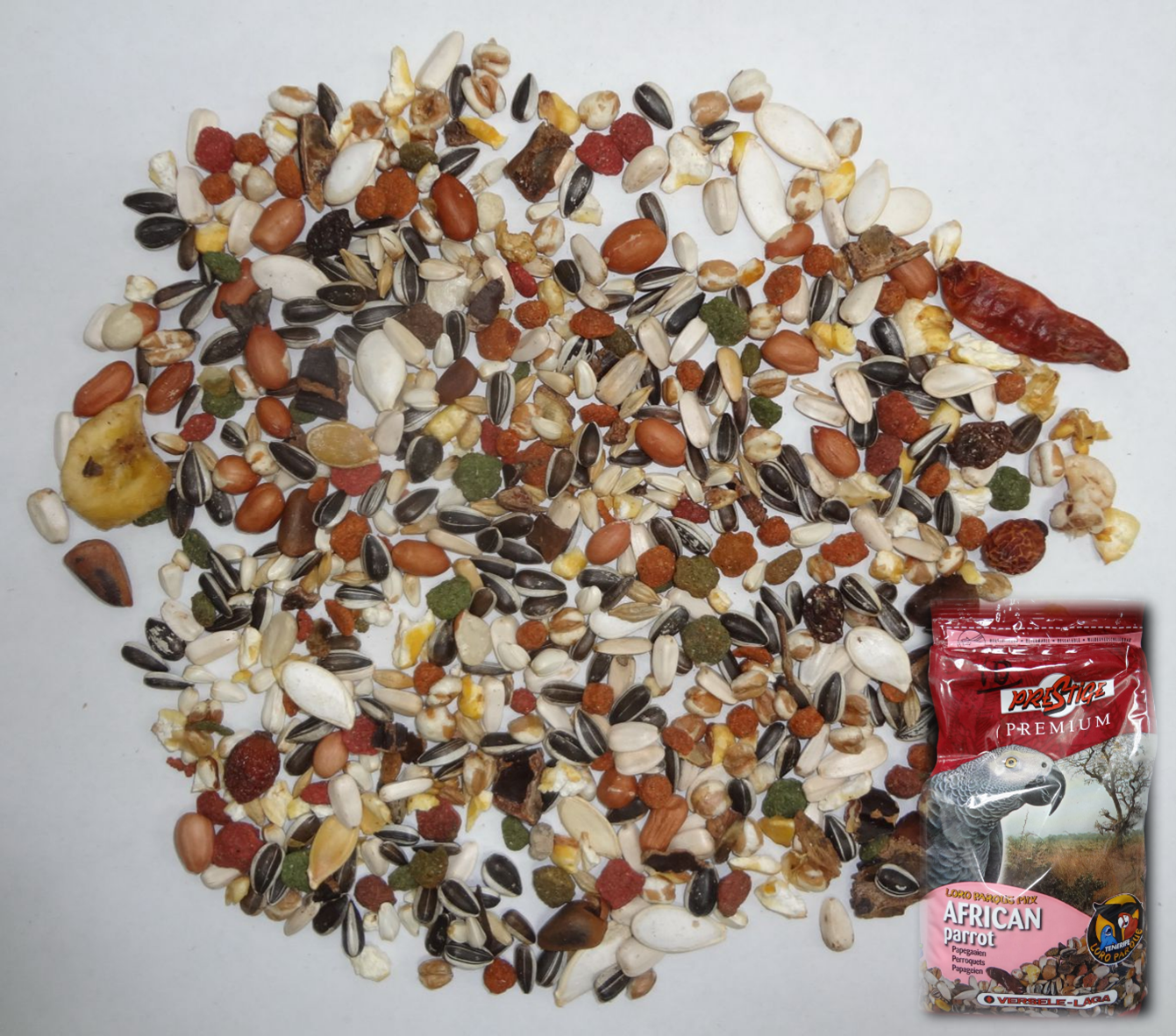 圖5.部分鸚鵡飼料含有大麻種子，極可能透過非法管道流入市面(生多所提供)