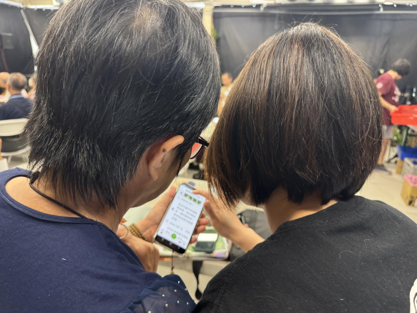圖2.愛自然APP操作簡便、容易上手,課程結束後農友反應熱烈,紛紛主動詢問操作方式與實際應用情形。(農業部生物多樣性研究所提供) 圖2.愛自然APP操作簡便、容易上手,課程結束後農友反應熱烈,紛紛主動詢問操作方式與實際應用情形。(農業部生物多樣性研究所提供)