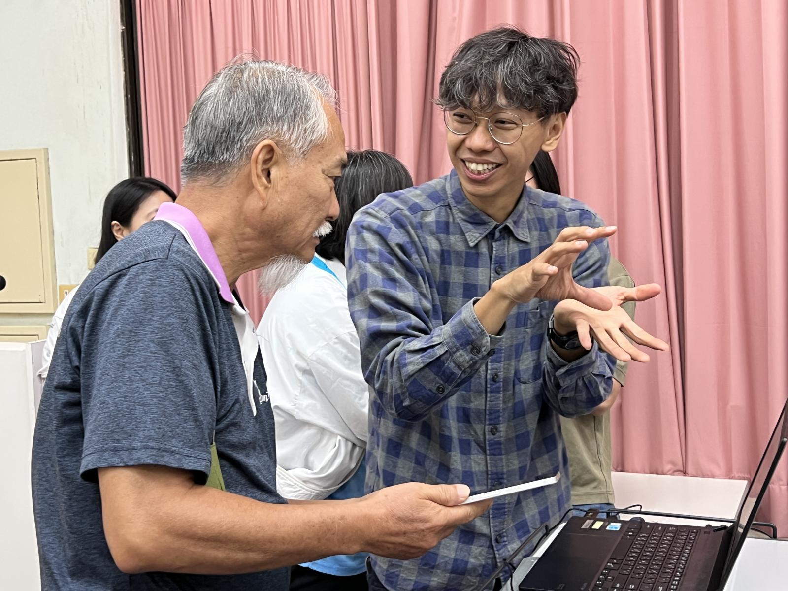 圖4.農友與講師熱絡交流愛自然(iNaturalist)農場專案管理，提升課程互動與實務應用價值。(農業部生物多樣性研究所提供)