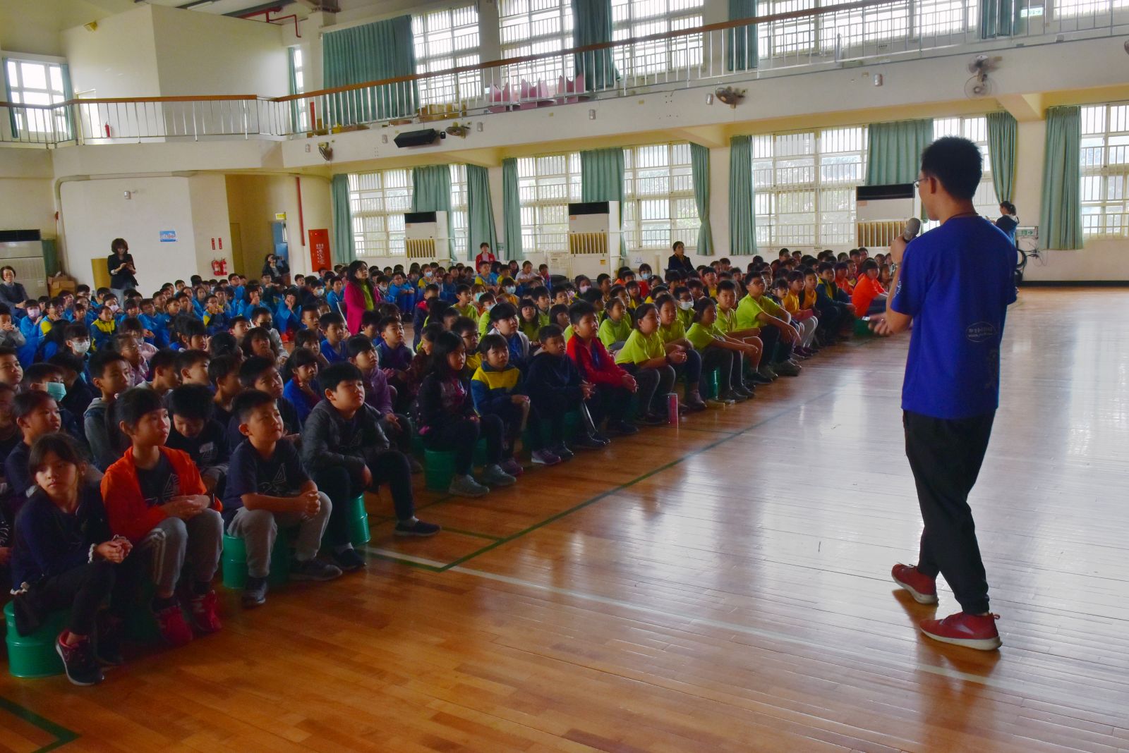 國民小學到校服務